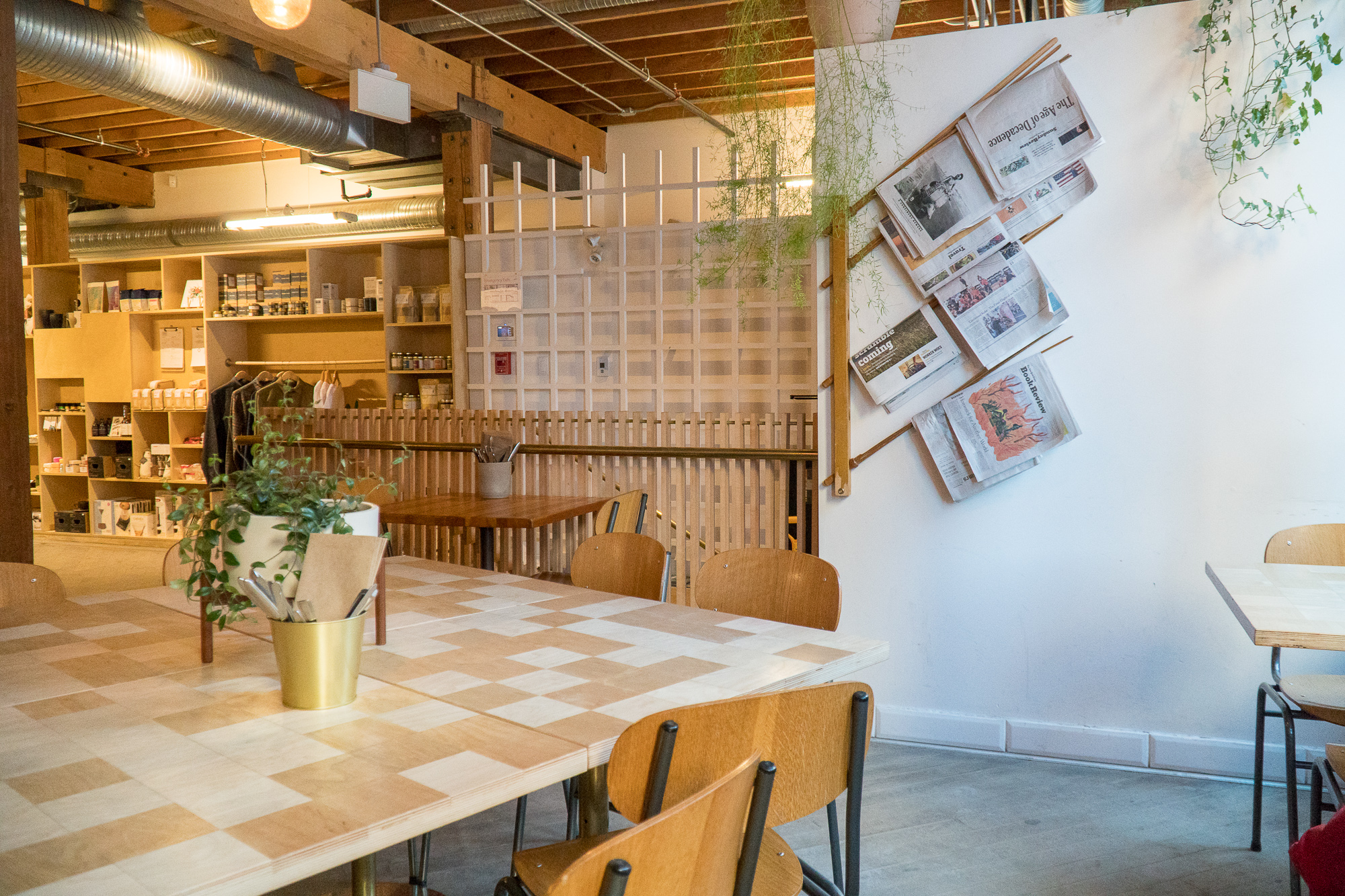 tables et salle du Forth Café