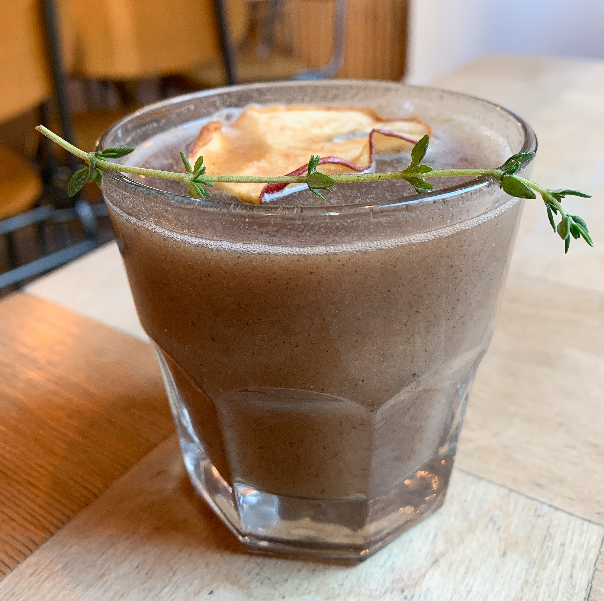 Verre de cidre de pommes chaud du Forth Café à goûter dans le Exchange District