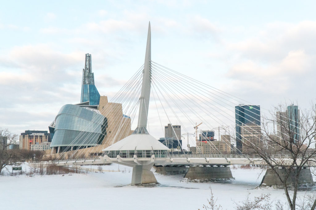 Vue du pont de Winnipeg et musée des droits de la personne