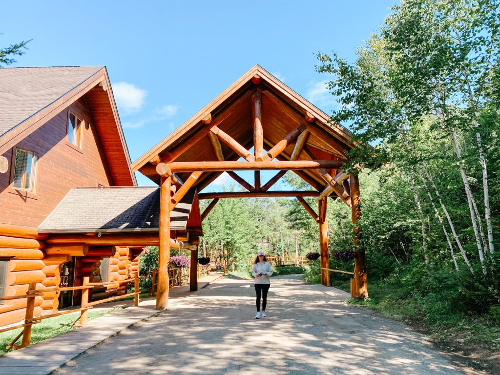 Entrée de l'hôtel Sacacomie à faire en Mauricie