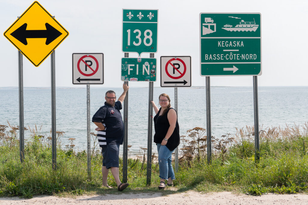 Jennifer et Jérôme à la fin de la route  138- Panneaux à Kegaska