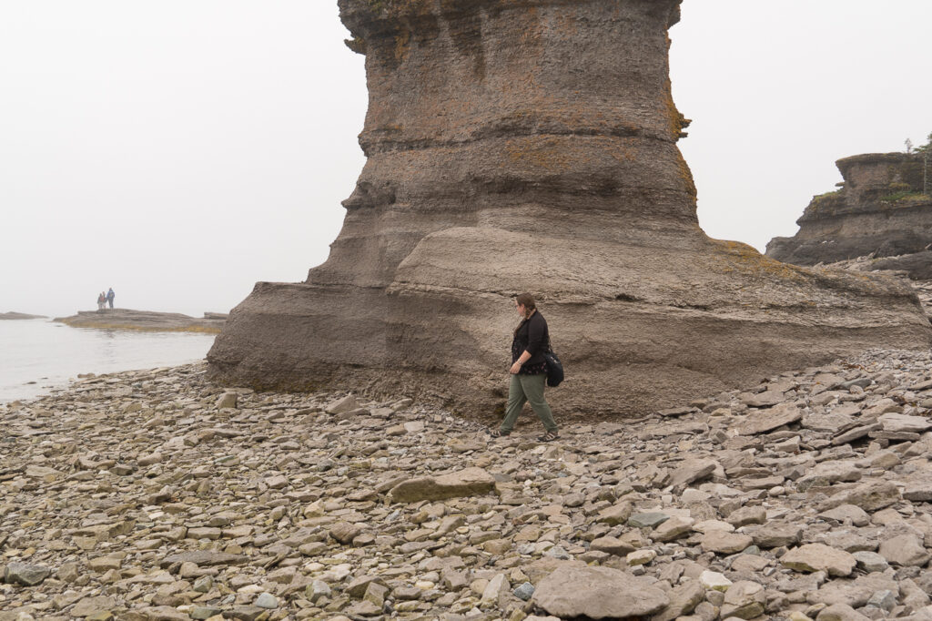 Jennifer marchant à côté des monolithes