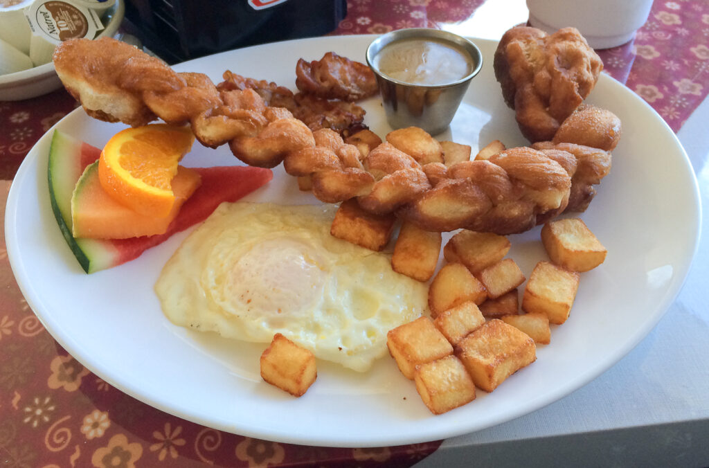 Brunch oeufs bacon beignet chez Armand