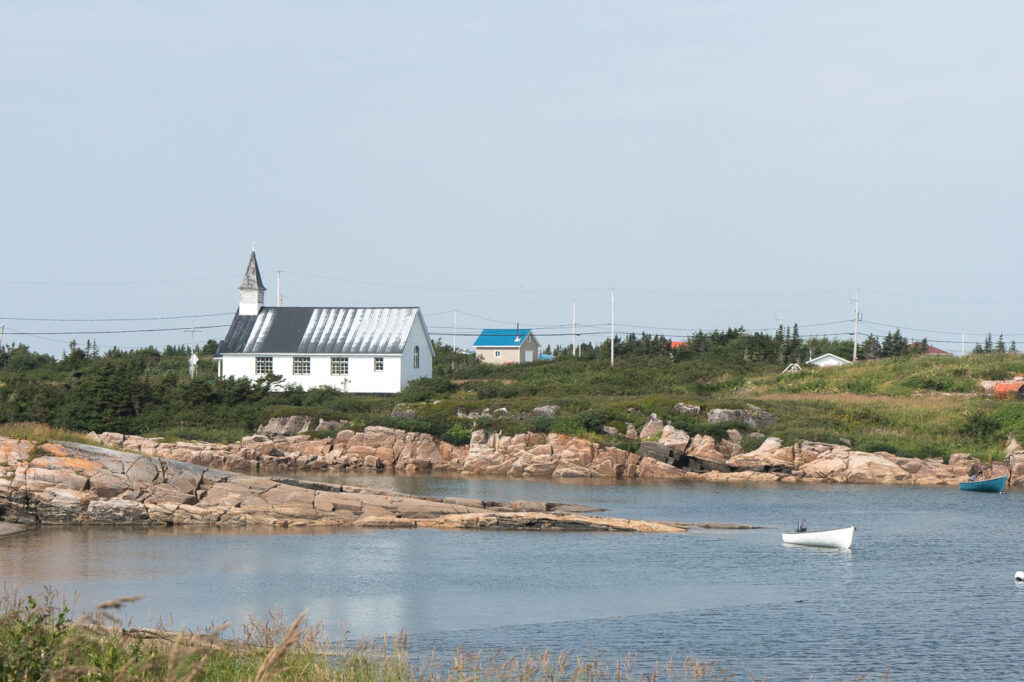 Église et chaloupe sur le lac à Kegaska sur la Côte-Nord