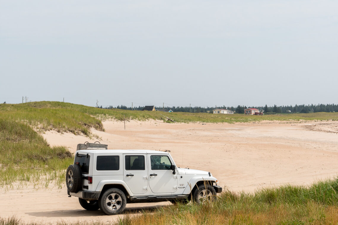 Jeep en road trip en Côte-Nord sur la plage de Natashquan