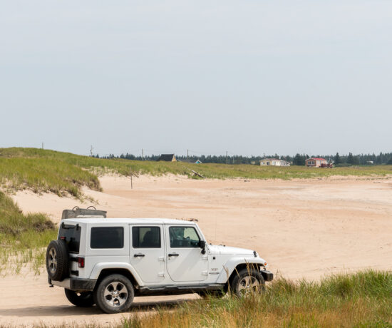 Jeep en road trip en Côte-Nord sur la plage de Natashquan