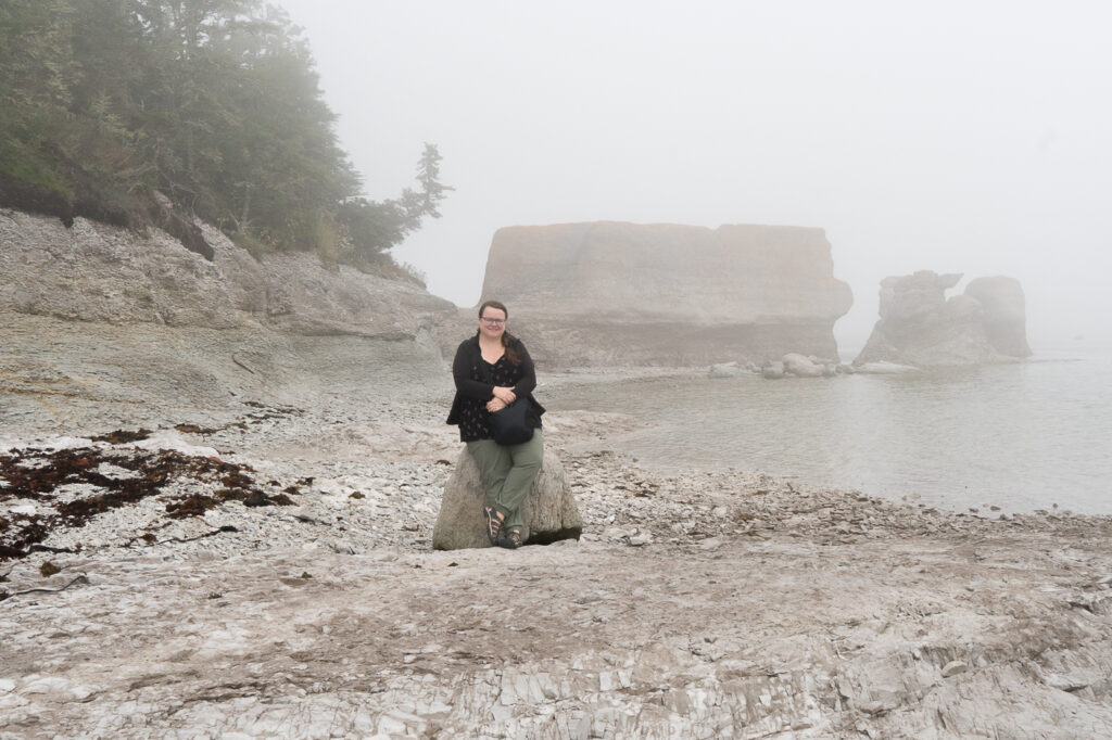 Jennifer Doré Dallas devant les monolithes de Mingan - Itinéraire sur la Côte-Nord