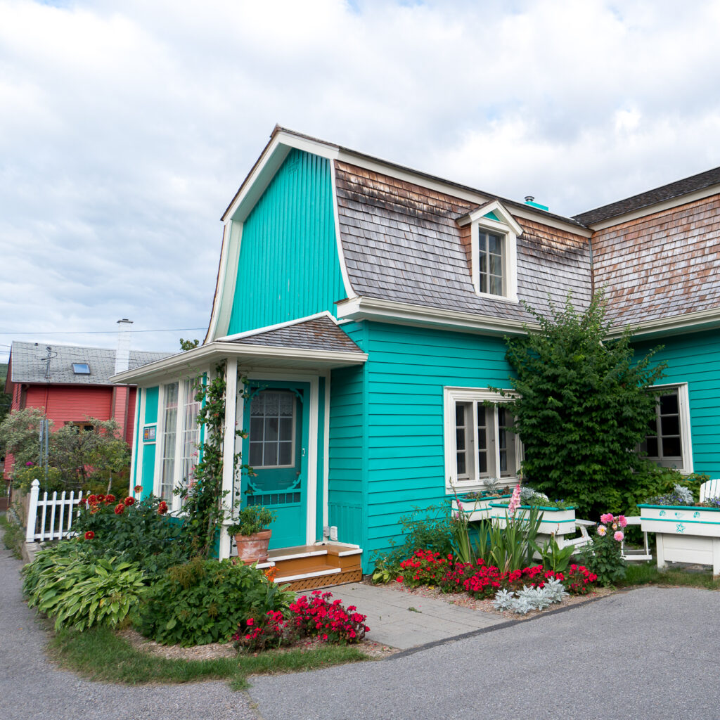 Maison turquoise cute à Tadoussac