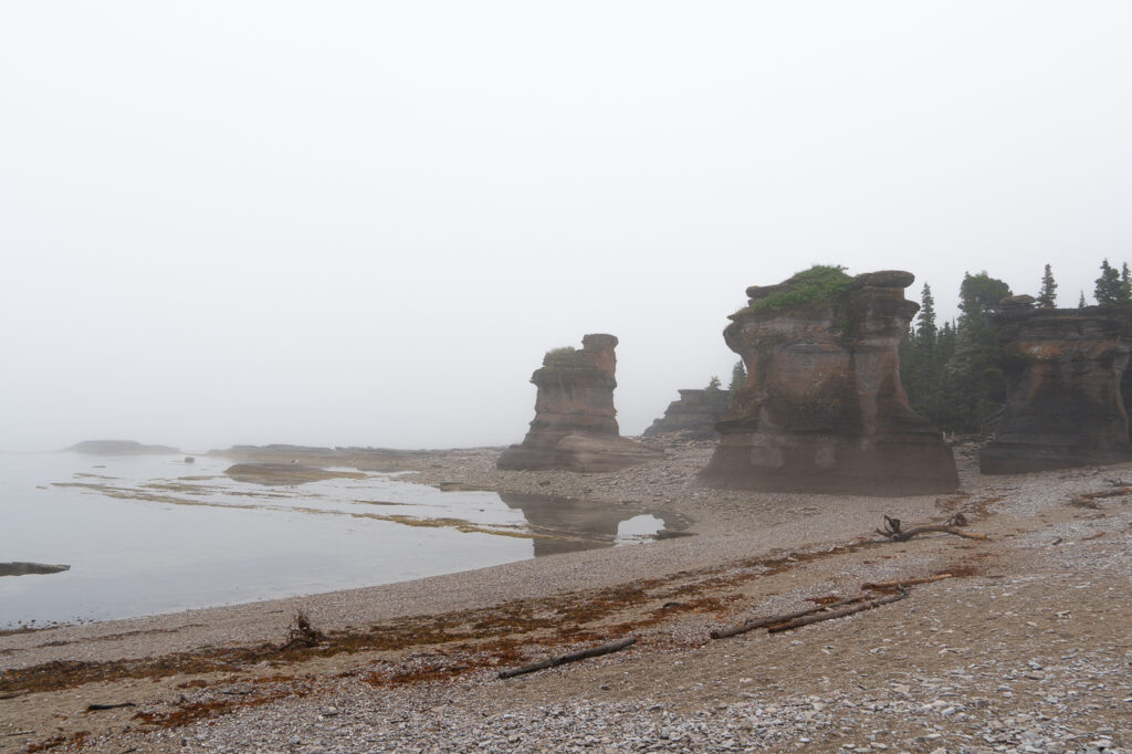 monolithes dans la brume - Quoi faire dans l'archipel de Mingan