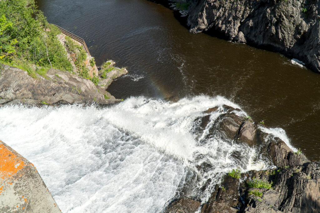 arc-en-ciel dans la cascade au parc des chutes de la passerelle