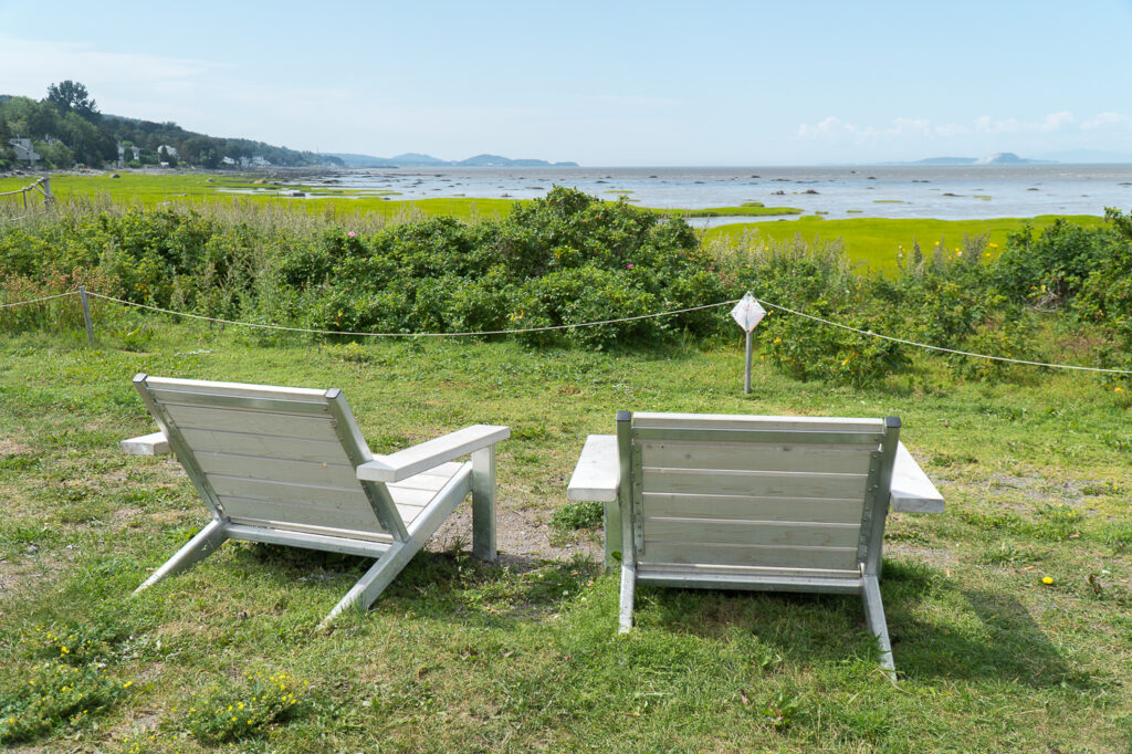 chaises pour admirer le paysage à Notre-Dame-du-Portage, Québec, Canada