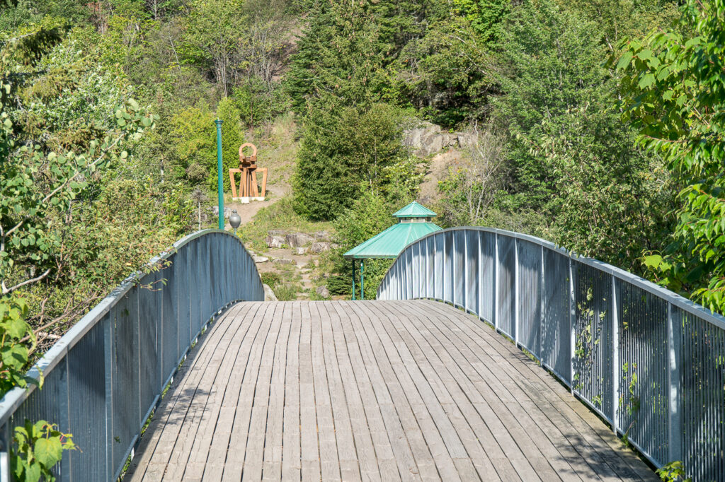 passerelle et sculpture au parc des chutes