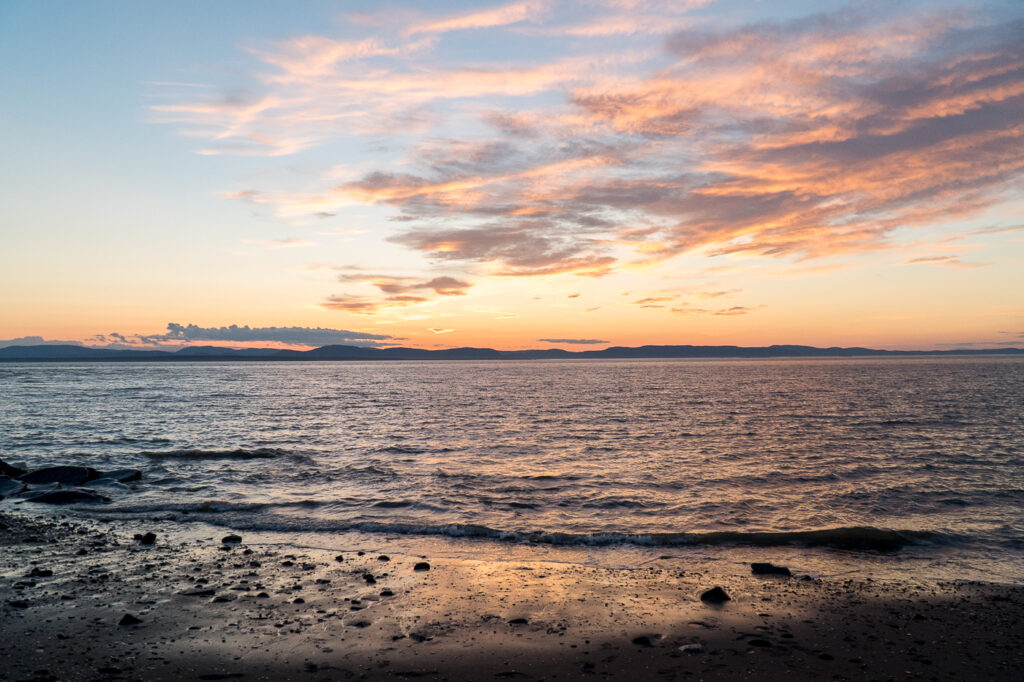 Plage de Rivière-du-Loup au coucher de soleil dans le Bas-Saint-Laurent