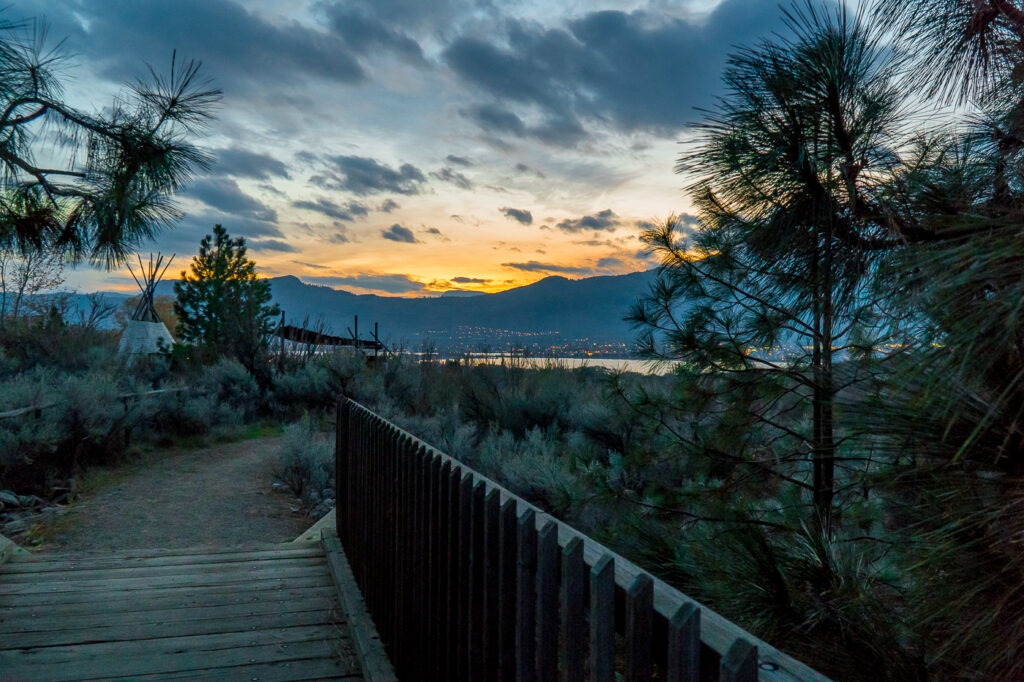 vue du coucher de soleil - Kelowna Nk'Mip Desert Cultural Centre