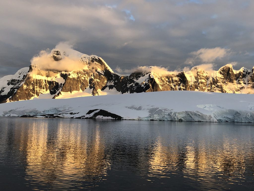 Vue panoramique d'un glacier en Antarctique