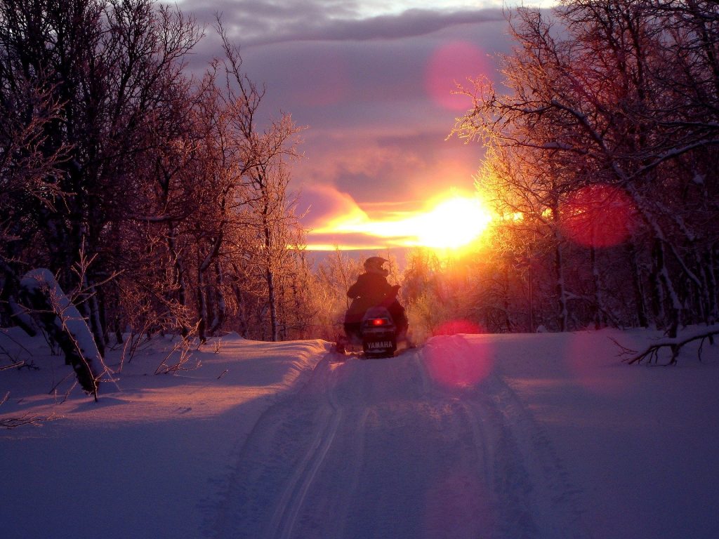 Motoneige au coucher de soleil au Québec - Fredrik Bäckman de Pixabay 