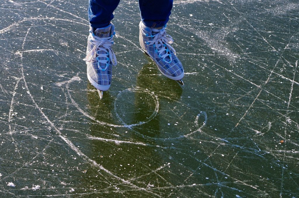 Patinage sur lac gelé au Québec en hiver - 995645 de Pixabay 