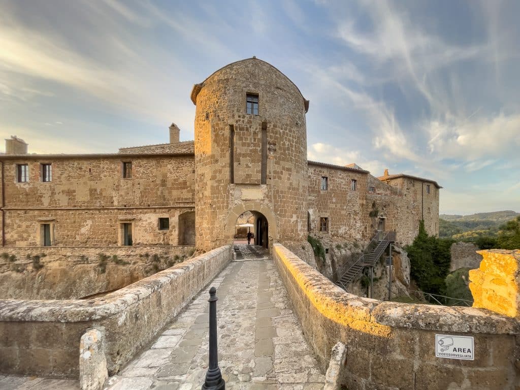 Forteresse de Sorano de l'extérieur - Hotel della Fortezza
