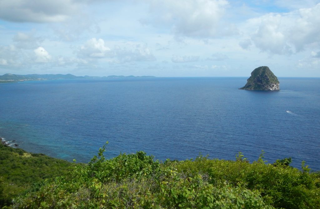 Paysage du rocher Diamant dans l'eau