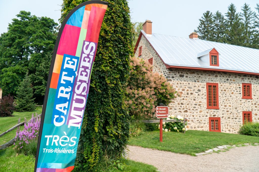 Affiche Carte des musées devant Moulin seigneurial Pointe-du-Lac