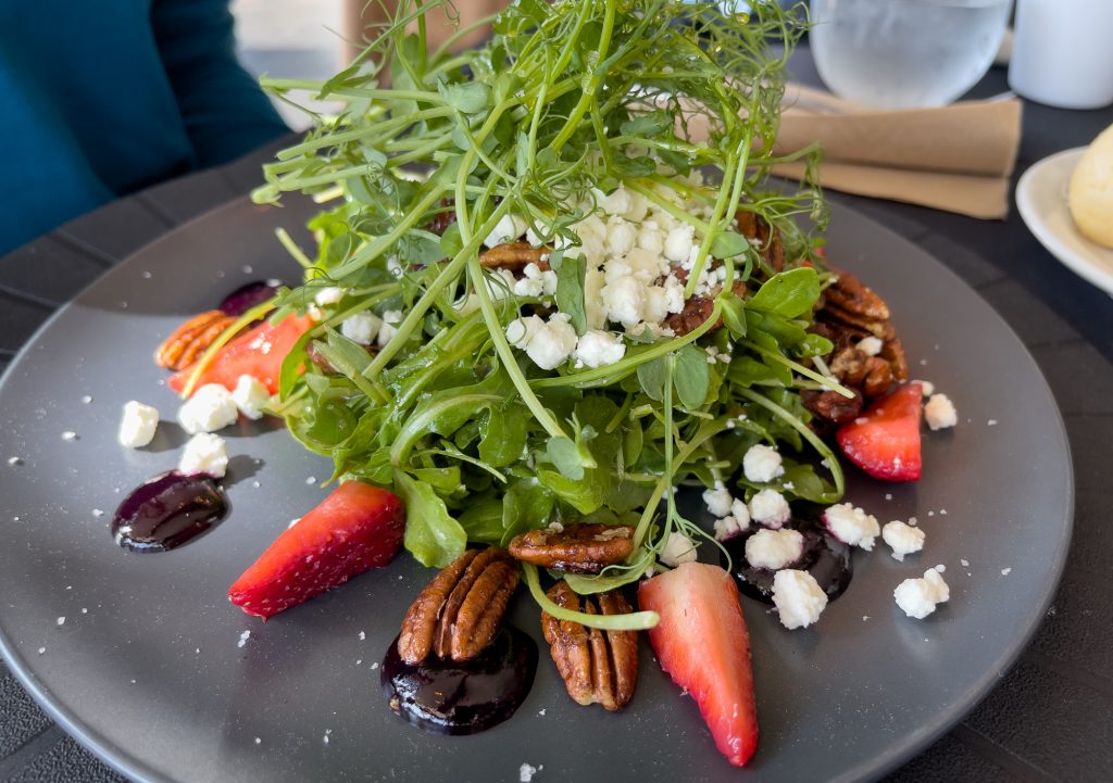 Salade de fraises et fromage - Resto Le Pilote