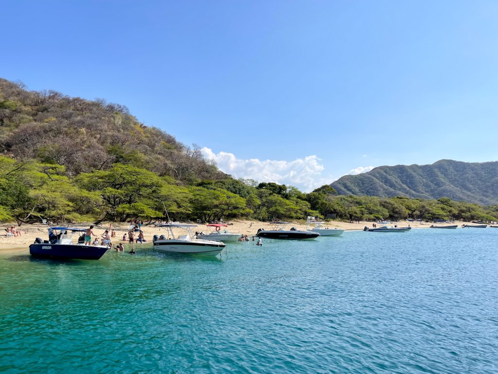 Bateaux dans la Bahia Concha - Parc de Tayrona près de Minca