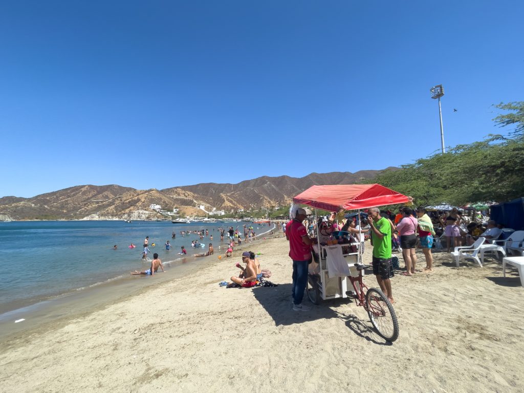 Vendeurs sur la plage de Taganga