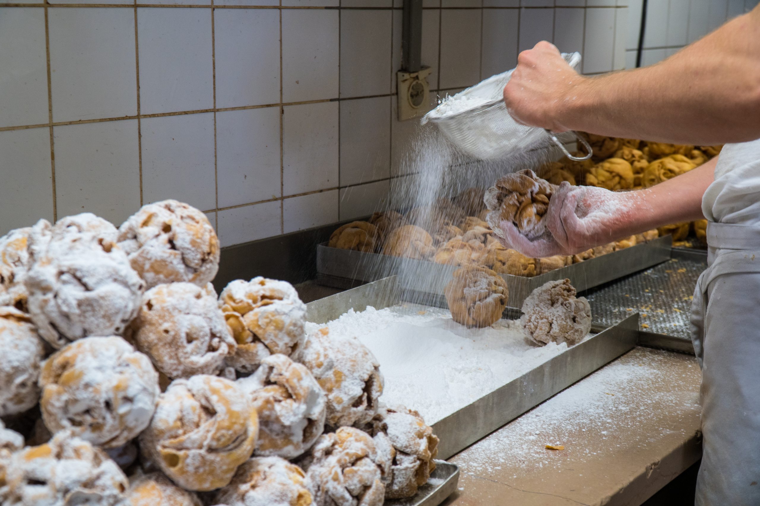 Fabrication de Schneeball à Rothenburg ob der Tauber, Allemagne