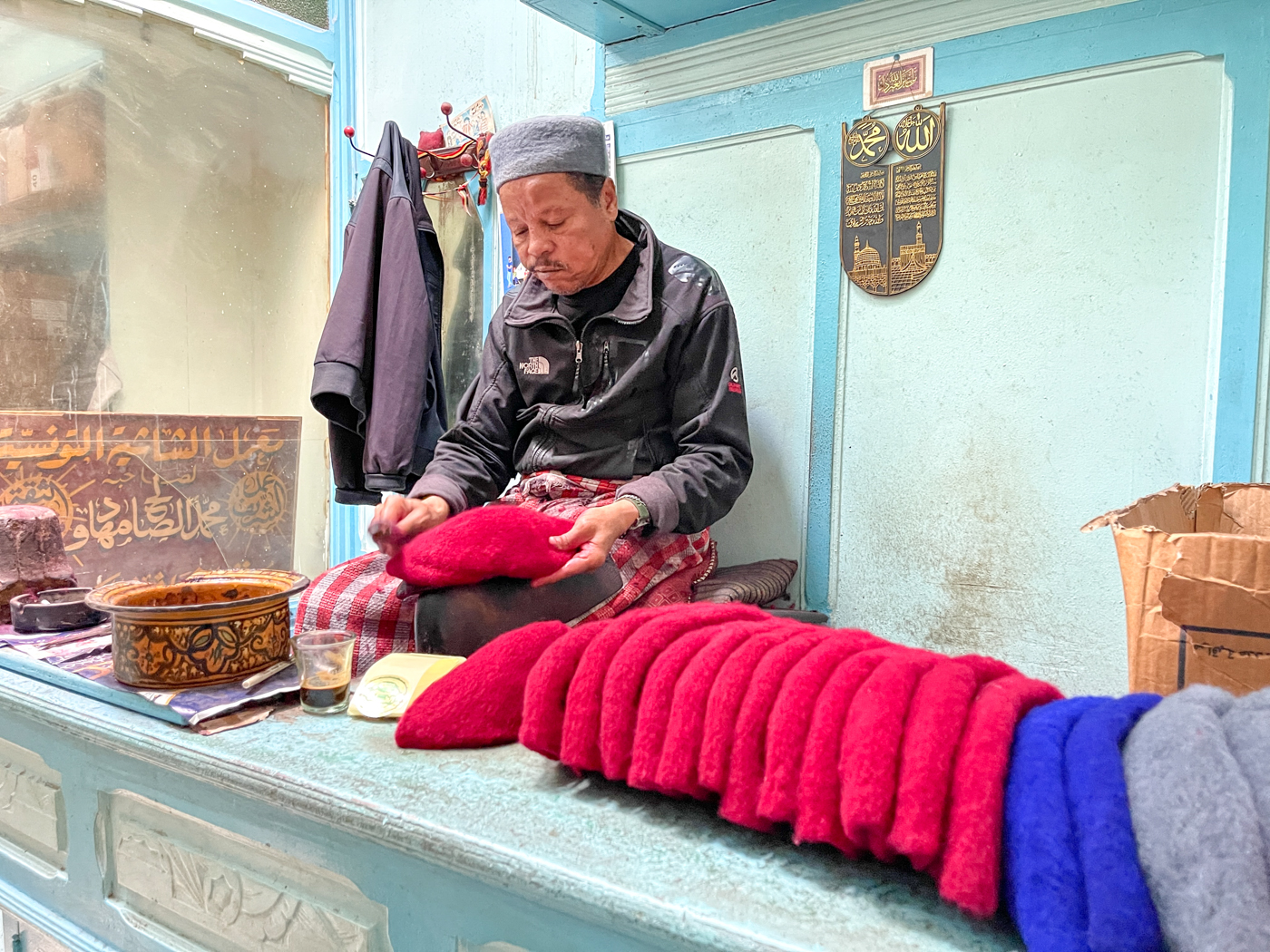 Artisan de chapeau chéchias traditionnels en Tunisie