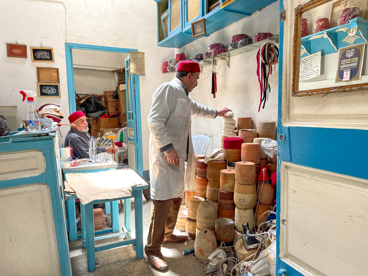 Artisan de chapeaux dans la médina de Tunis- Capitale de Tunisie