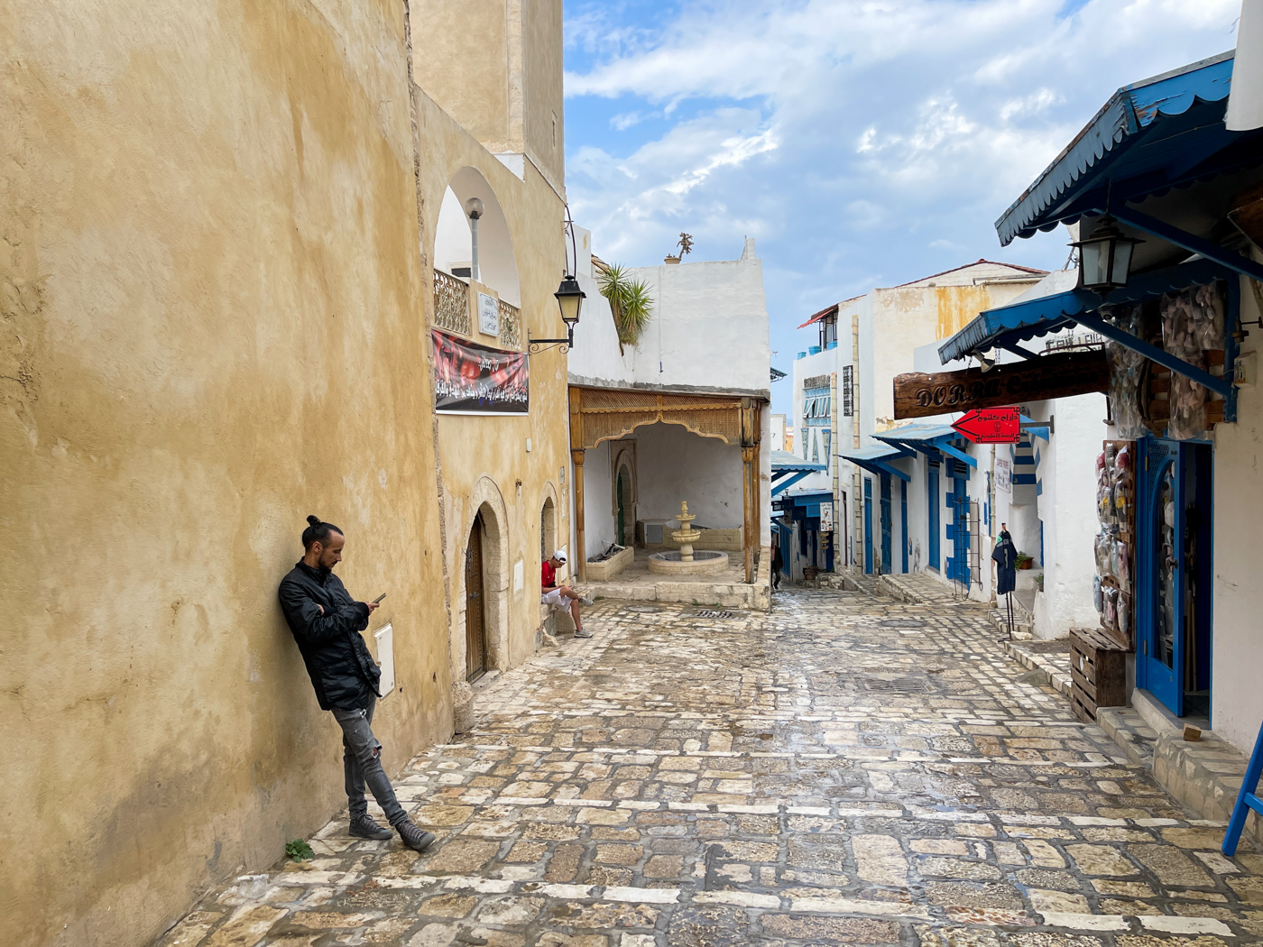 Homme prend une pause dans la médina de Sousse