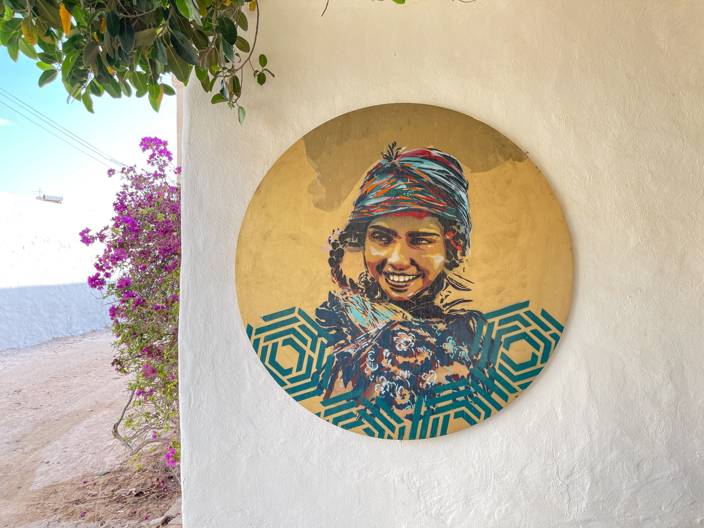 jeune femme dans un rond - street art à Djerbahood