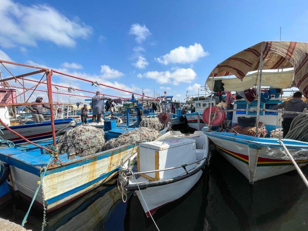Pêcheurs au port de Djerba sur les bateaux