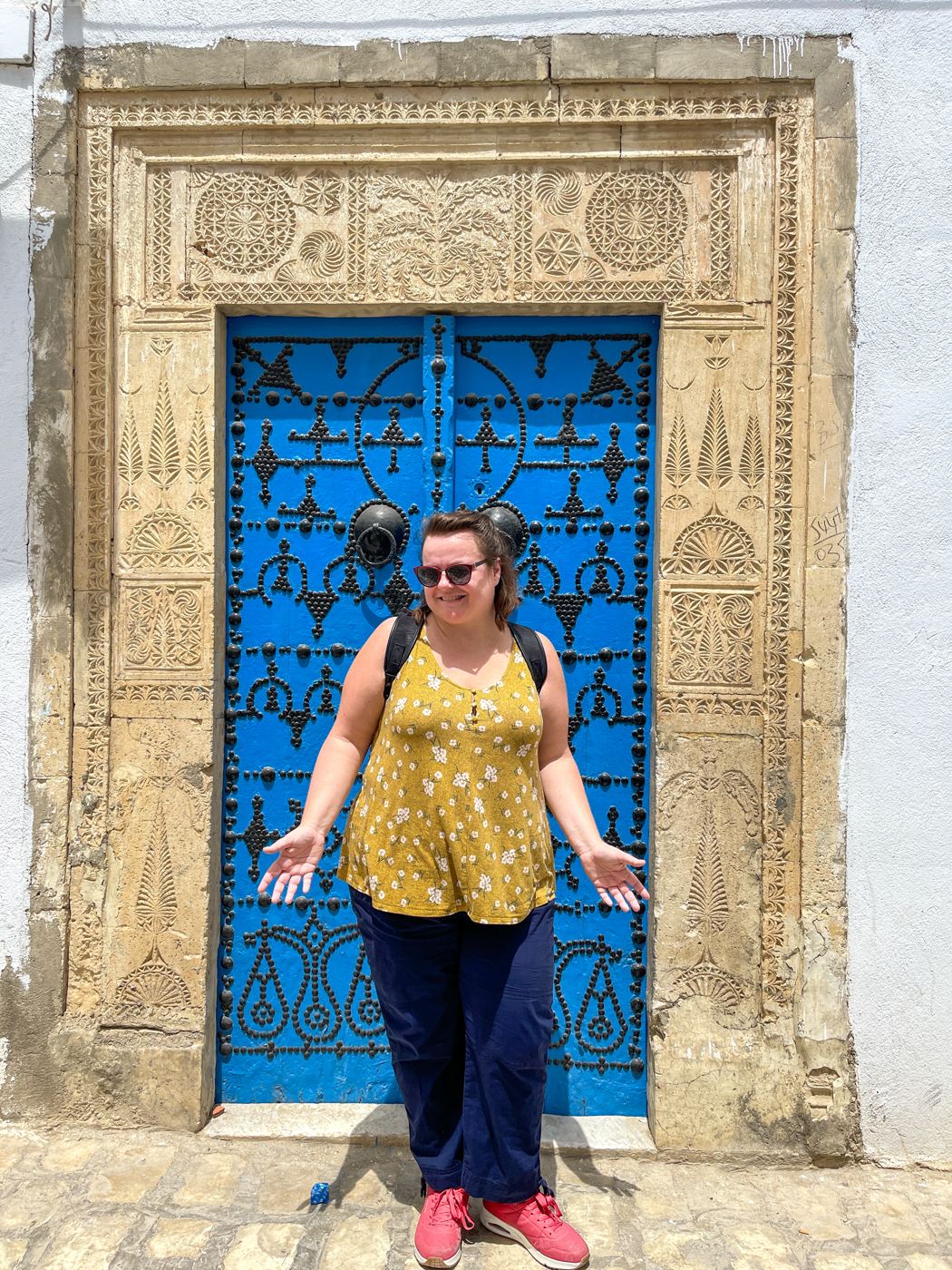 Jennifer devant porte bleue - Kairouan