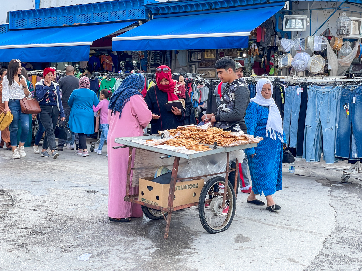 Vendeur itinérant de street food à Sousse