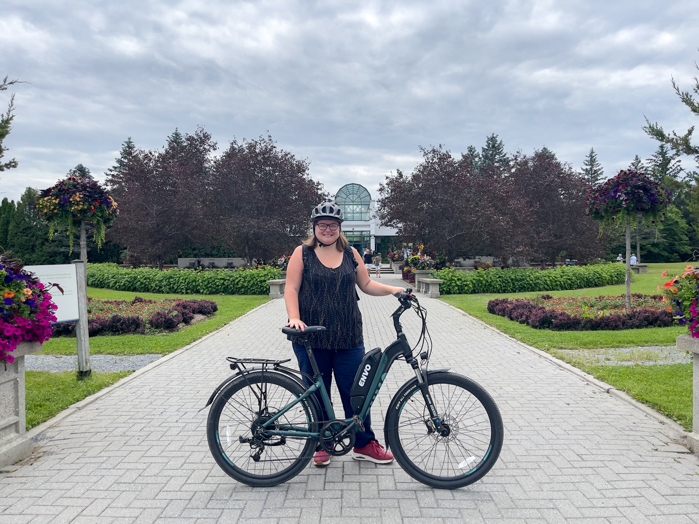 Jennifer à vélo électrique - Jardin botanique