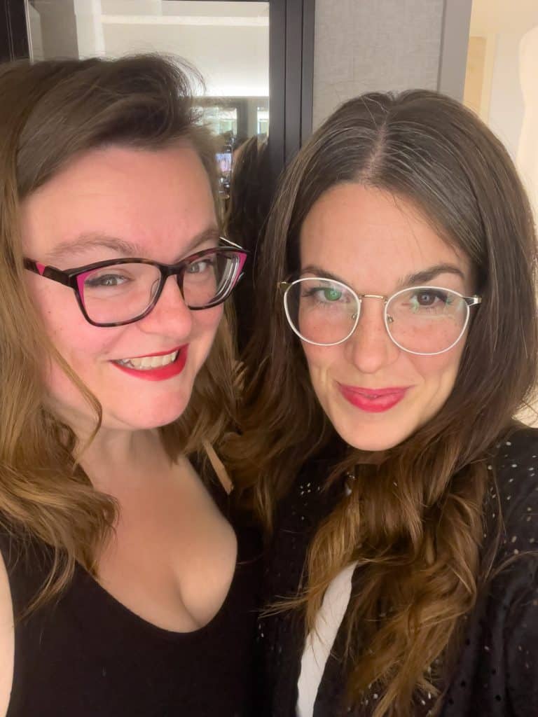 Jennifer et Jessica prêtes pour la soirée