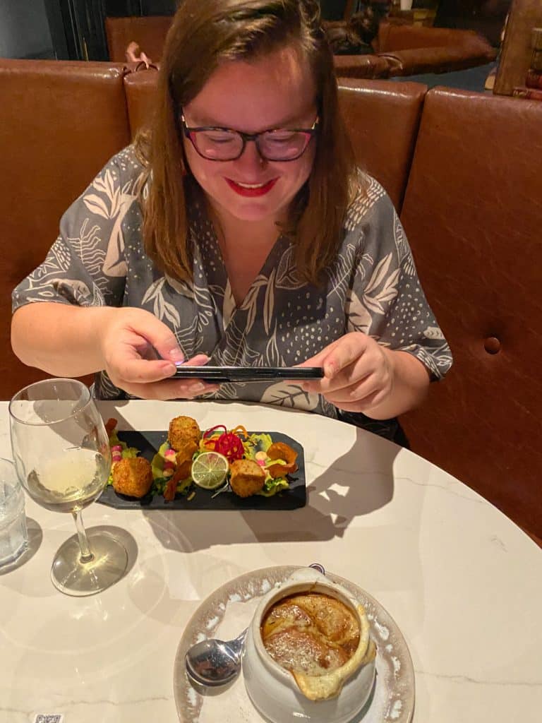 Jennifer qui photographie les entrées du Edmond Bistro - Où manger à Laval