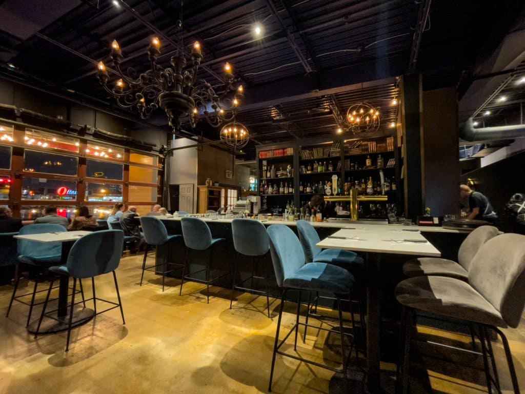 Bar et salle à manger du Edmond Bistro de Laval
