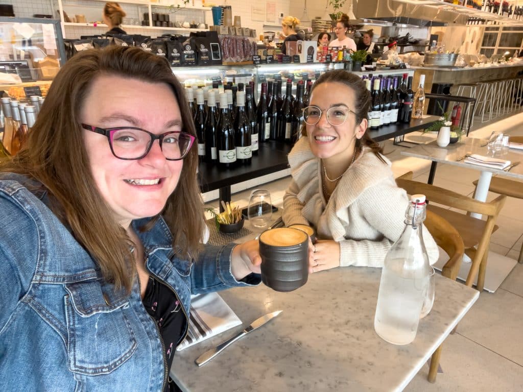 Jennifer et Jessica au café à Laval