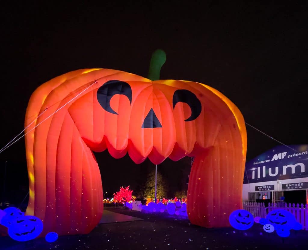 Portail d'entrée citrouille d'Halloween à Illumi Laval