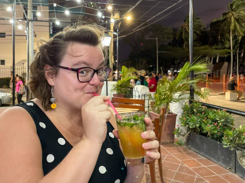 Jennifer boit un cocktail - La Terraza