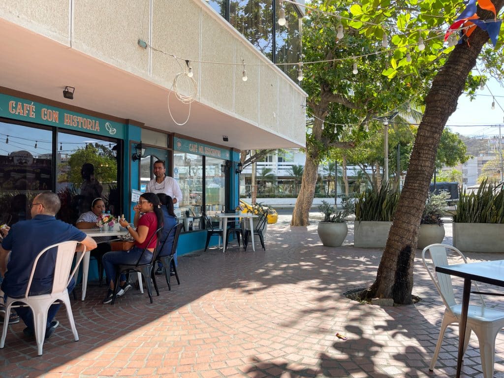 Terrasse du café Milseiscientos où bruncher à Rodadero