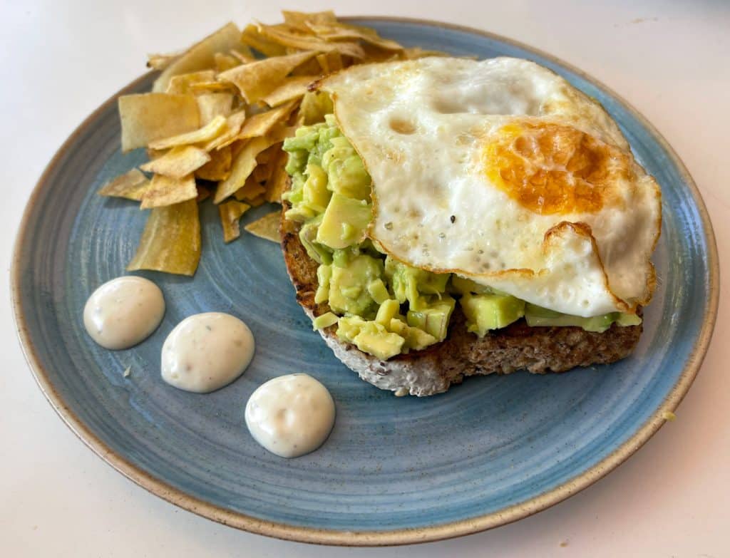 Toast à l'avocat californienne - Café Milseiscientos