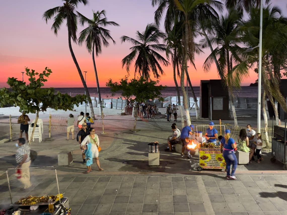 Vue de la plage - Rue principale où manger à playa Rodadero