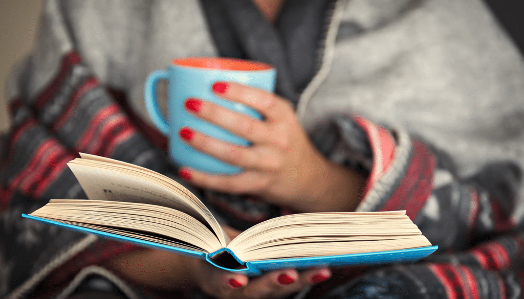 Un bon café et lecture d'un livre incontournable de voyage