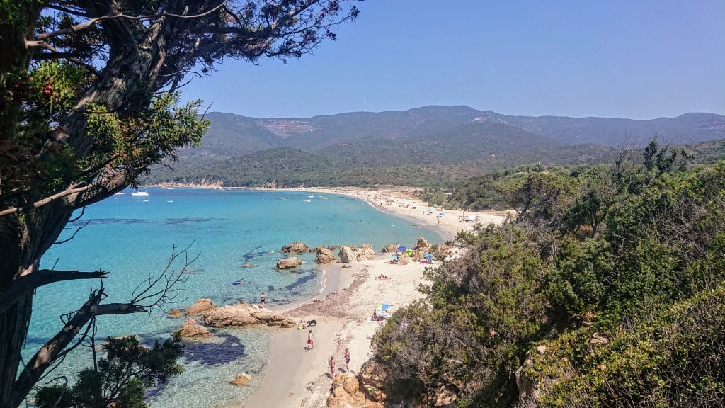 Plage turquoise de Corse par Petite famille baroudeuse