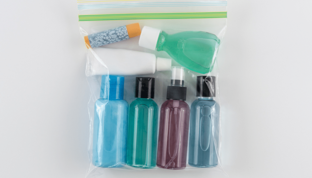 Utiliser des sacs Ziploc pour le rangement des accessoires de valise
