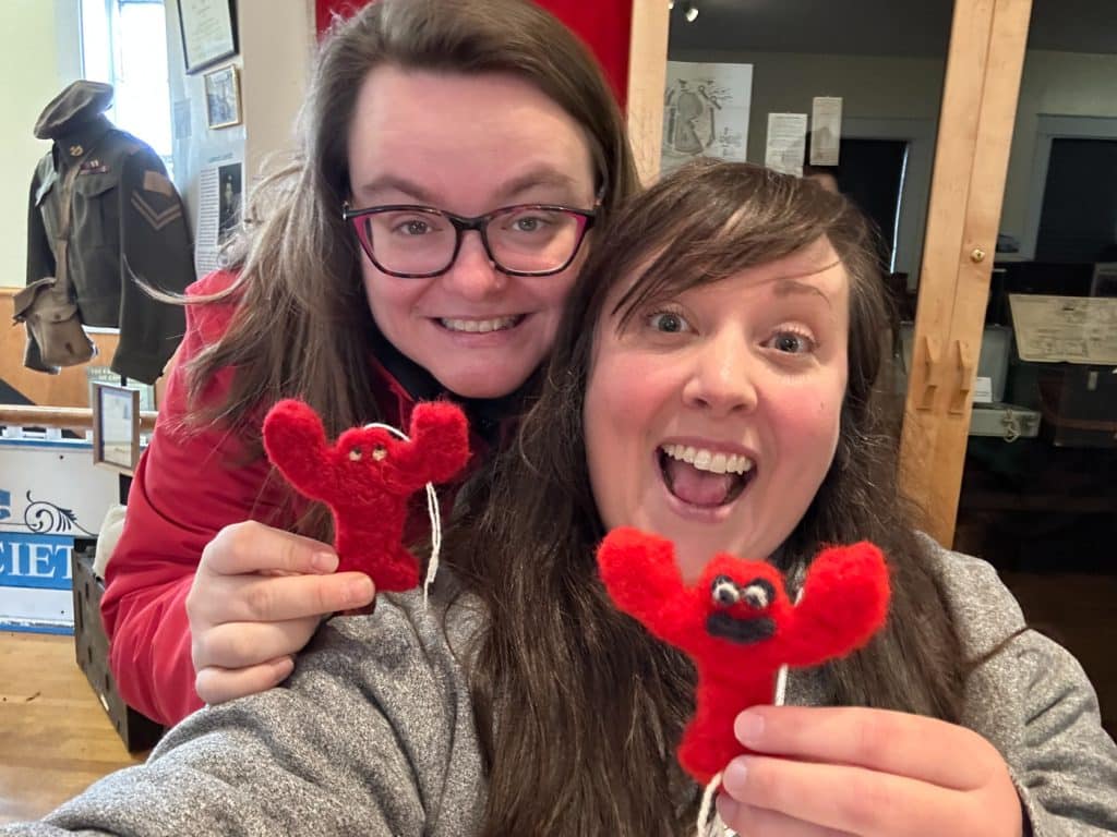 Jennifer et mon amie Cailin de Nova Scotia Explorer avec nos homards en feutrine