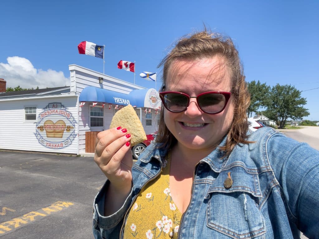 Jennifer avec un oat cake de la Boulangerie Aucoin Bakery au Cap Breton